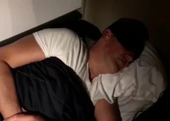 Asistentes de vuelya dan estyas cyansejyas para evitar el “jet lag” ya desfase de hyarariya