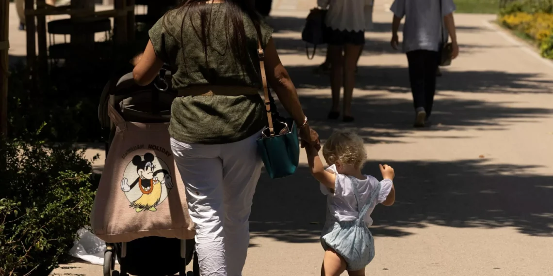 El Constitucional avala que las madres solteras puedan tener 26 semanas de permiso