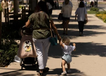 El Constitucional avala que las madres solteras puedan tener 26 semanas de permiso