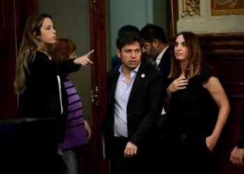 Ante la falta de acuerdo, la oposición y los intendentes kirchneristas analizan abandonar sin presupuesto a Kicillof