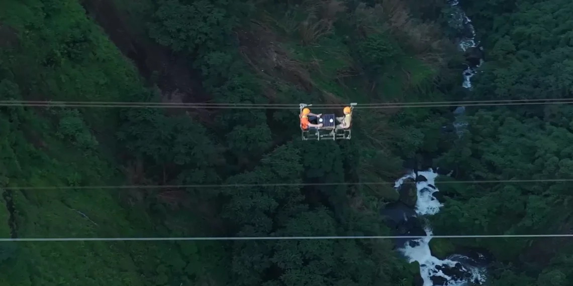 Ahora puedes tomar un café a más de 300 metros de altitud suspendido en una tirolesa en este lugar de Laos