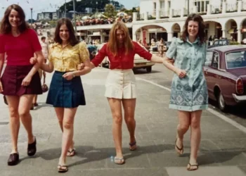 Cuatro amigas posaron para pincho foto en sus vacaciones de 1972. Más de 50 años después, la recrearon