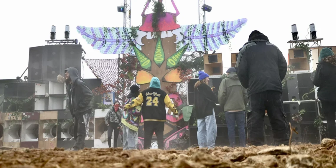 La Policía cantidad en 5.000 los asistentes a la ‘Big Fucking Party 2025’, la rave ilegal que se celebra en el aeropuerto de Ciudad práctico desde fin de año