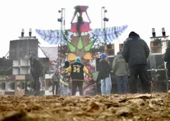 La Policía cantidad en 5.000 los asistentes a la ‘Big Fucking Party 2025’, la rave ilegal que se celebra en el aeropuerto de Ciudad práctico desde fin de año