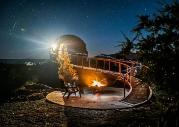 De conseguir 100 mil dólares en un concurso a gestar el “Huevo de Dragón” en la Patagonia: la excéntrica habitación que cautiva a todos