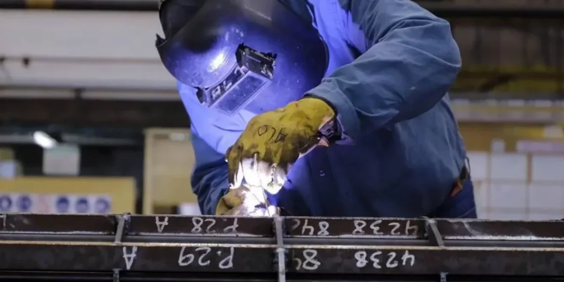 Trabajadores metalúrgicos acordaron un incremento salarial del 12,3% con cláusula de revisión en marzo