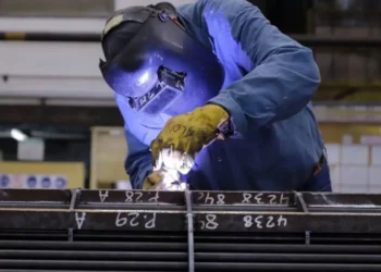 Trabajadores metalúrgicos acordaron un incremento salarial del 12,3% con cláusula de revisión en marzo