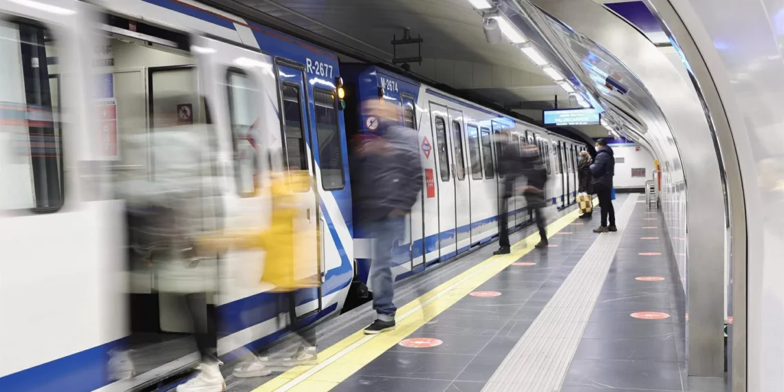 Un caco le quita la pistola a un policía en el Metro de Madrid e intenta dispararle con ella