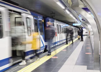 Un caco le quita la pistola a un policía en el Metro de Madrid e intenta dispararle con ella