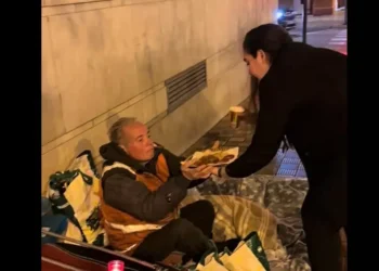 espina joven sevillana genera controversia en redes sociales al grabar un gesto solidario en Nochevieja