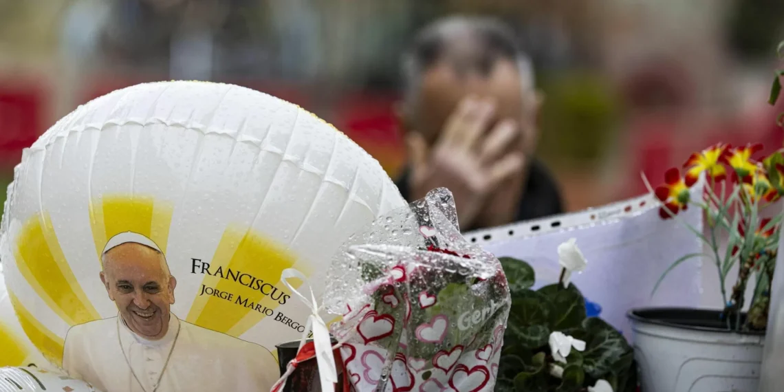 El Papa no ha vuelto a sufrir crisis respiratorias y puede levantarse