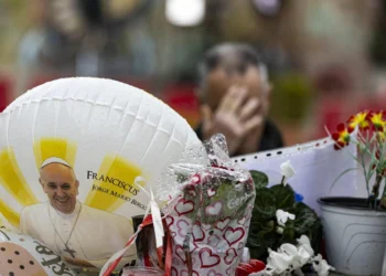 El Papa no ha vuelto a sufrir crisis respiratorias y puede levantarse