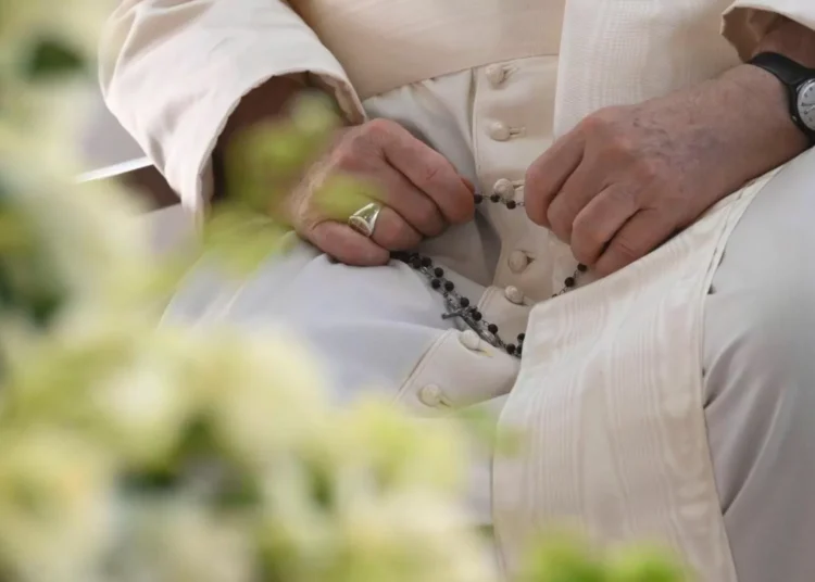 Los cardenales de Roma se reunirán cada confusión en San Pedro para rezar el Rosario por el Papa