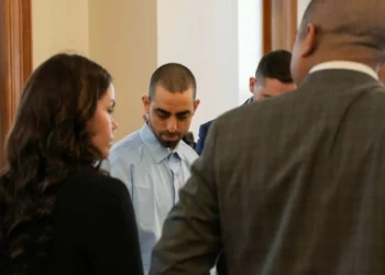 El atacante de Salman Rushdie, declarado culpable de intento de eliminación y agresión