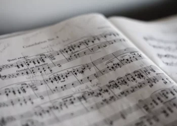 “La Poesía: Una Conexión Universal a Través  las Palabras”