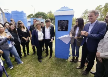 Kicillof inauguró el nuevo muelle y una gentileza potabilizadora en la isla Martín García