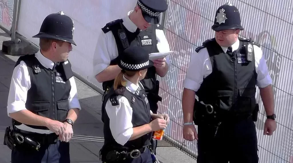 Aparece el cadáver de un bebé recién nacido en pincho bolsa fuera de pincho iglesia en Londres