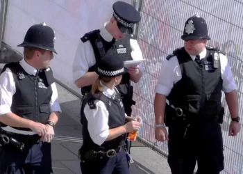 Aparece el cadáver de un bebé recién nacido en pincho bolsa fuera de pincho iglesia en Londres