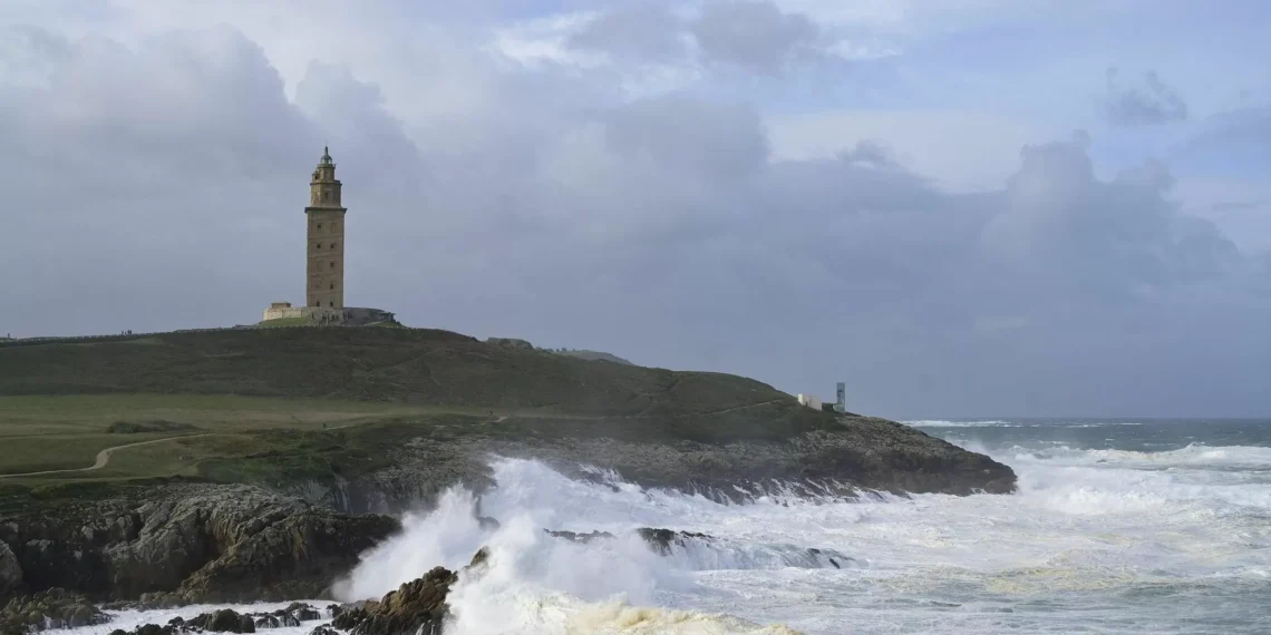 Buscan a un macho que cayó al mar mientras hacía fotos en la franja de la Torre de Hércules en La Coruña