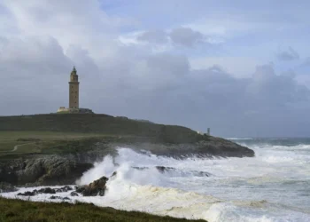 Buscan a un macho que cayó al mar mientras hacía fotos en la franja de la Torre de Hércules en La Coruña