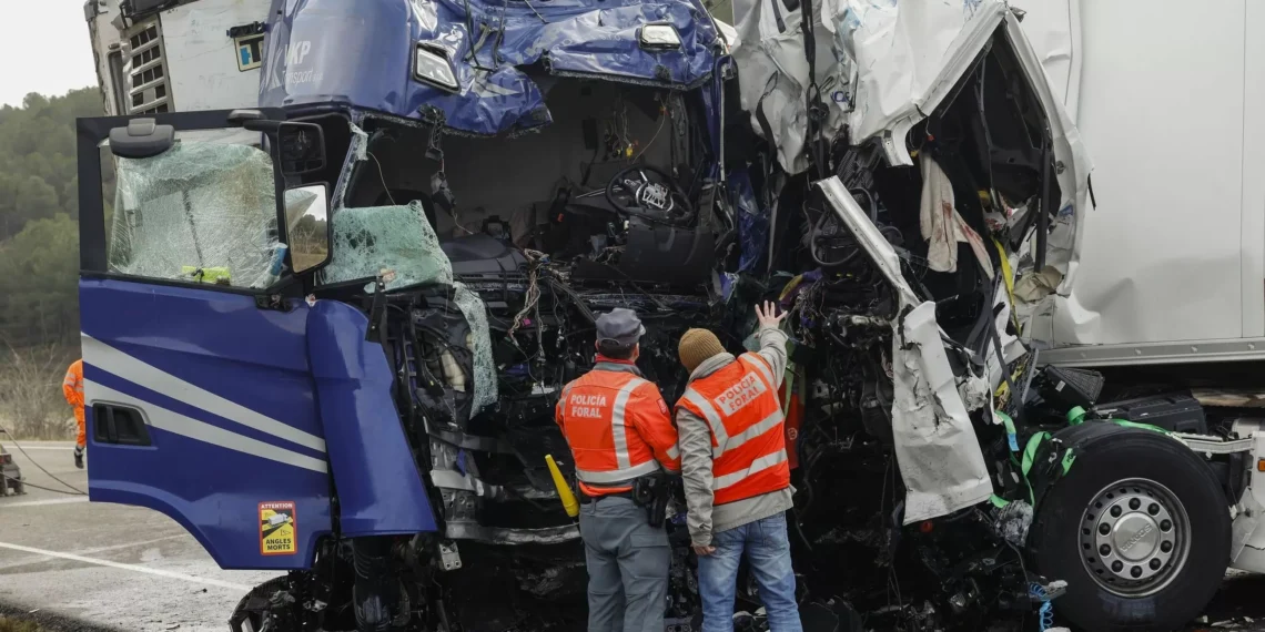 Cuatro personas mueren en un choque frontal entre dos camiones en Navarra