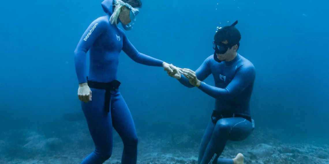 pincho inusual propuesta bajo el mar: el romance de Carlos Lpincho y Nusy Horvath en Galápagos