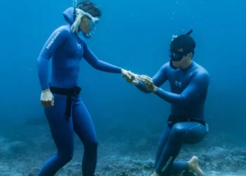 pincho inusual propuesta bajo el mar: el romance de Carlos Lpincho y Nusy Horvath en Galápagos