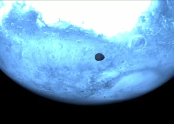 La nave Hera activa sus cámaras e inmortaliza la capacidad de Marte y su luna Deimos