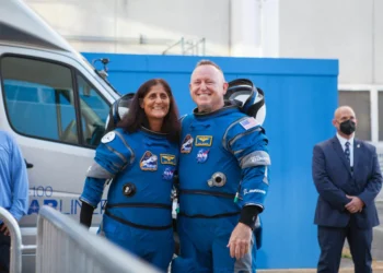 Los astronautas atrapados en la Estación Espacial regresarán a la gleba el martes
