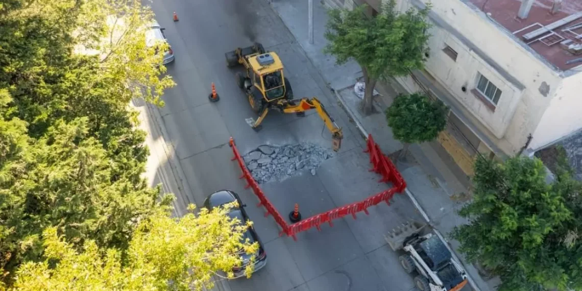 Avanza rápidamente la reparación del borde de Avenida Rivadavia que sufrió importantes roturas
