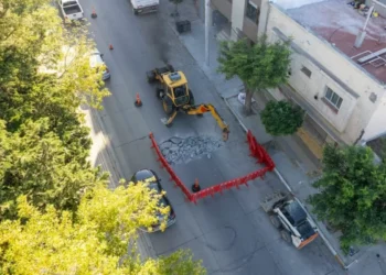 Avanza rápidamente la reparación del borde de Avenida Rivadavia que sufrió importantes roturas