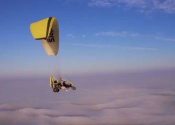 Así es hacer paratriking sobre la impresionante costa de Qatar