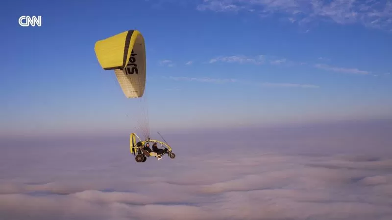 Así es hacer paratriking sobre la impresionante costa de Qatar