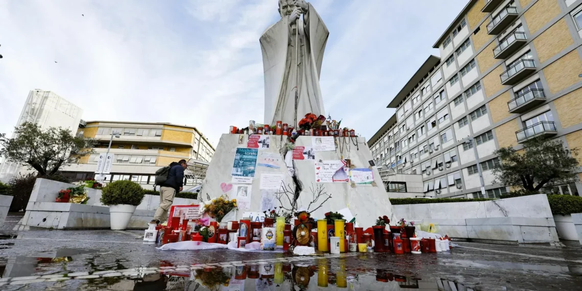 El Papa pasó una incertidumbre tranquila y se espera un nuevo parte médico