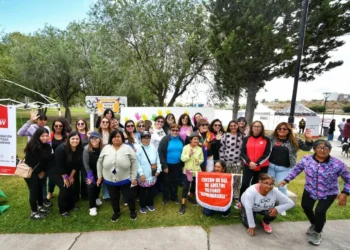 Gran concurrencia de mujeres en el esquema de visibilización por el 8M en Trelew