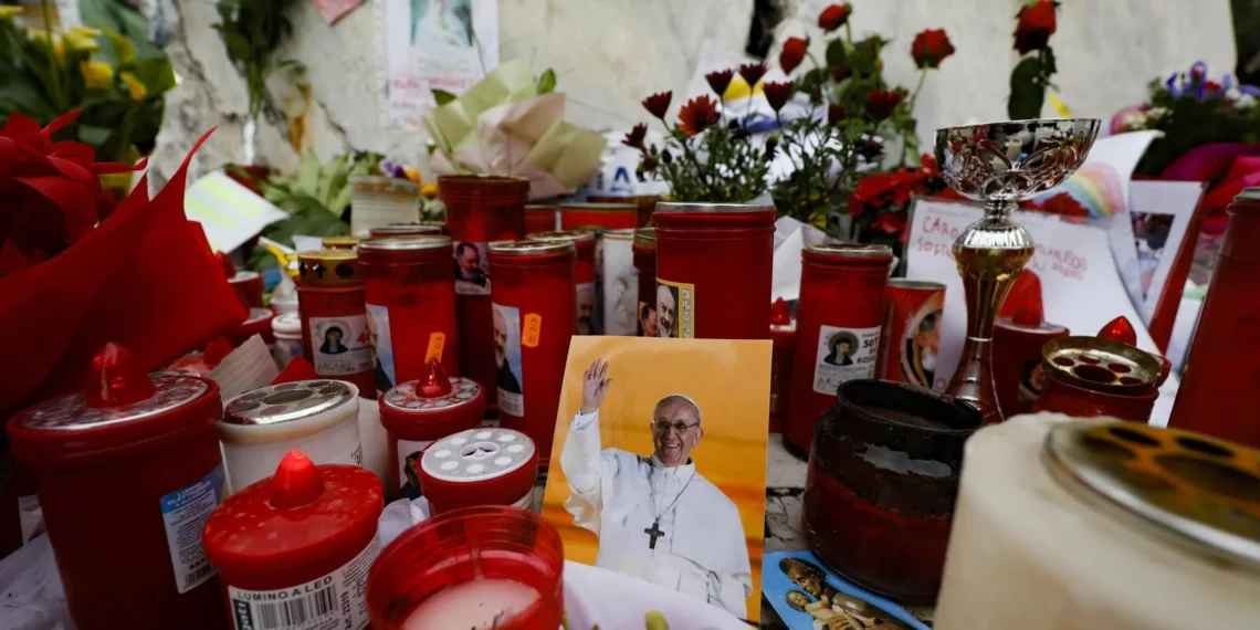 El Papa requiere a excepción de flujo de oxígeno después de 32 días hospitalizado