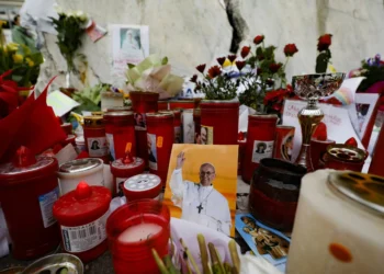 El Papa requiere a excepción de flujo de oxígeno después de 32 días hospitalizado