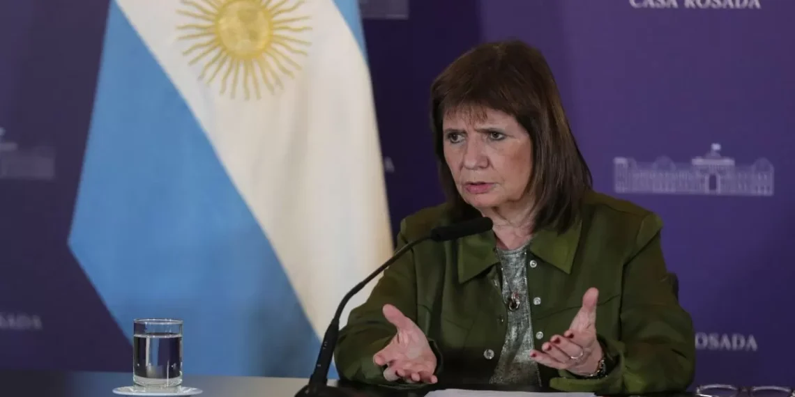 Patricia Bullrich presentó el proyecto de Ley Antibarras