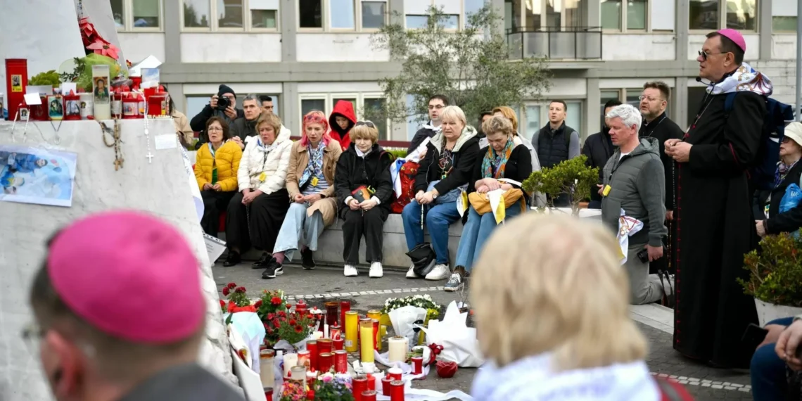 El Papa llega al mes hospitalizado: sigue “asentado” pero con una “lenta” recuperación