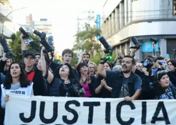 Los reporteros gráficos de La misiva hicieron un ‘camarazo’ para repudiar el ataque a Pablo Grillo