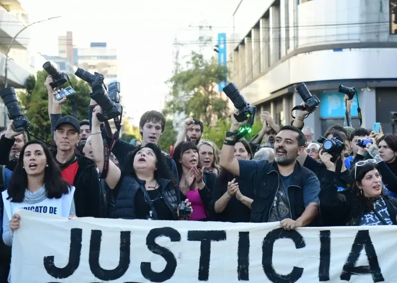 Los reporteros gráficos de La misiva hicieron un ‘camarazo’ para repudiar el ataque a Pablo Grillo