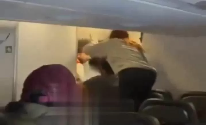 Pánico en un vuelo Madrid-Caracas: un pasajero intenta abrir la cerco de la cabina del avión