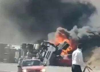 Impactante choque y explosión en Neuquén: un auto colisionó con un camión depósito