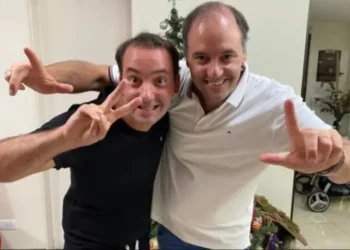 Karina lanza al hermano de Adorni en La Plata para parar a Piparo