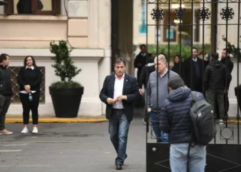 Sin definiciones de La Cámpora, el peronismo en la Legislatura busca aliados para suspender las rajadura