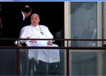 El Papa bendice a los fieles al abandonar el sanatorio: “Gracias a todos”