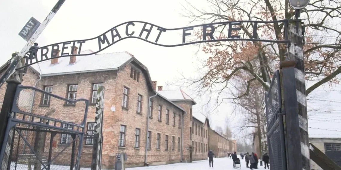 Detenido un estudiante israelí en Auschwitz por hacer el saludo nazi
