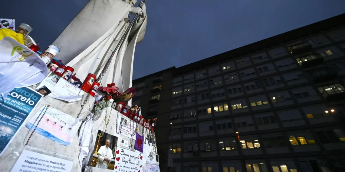 El Papa muestra una “buena respuesta” a la terapia y “mejora” tras 23 días en el sanatorio