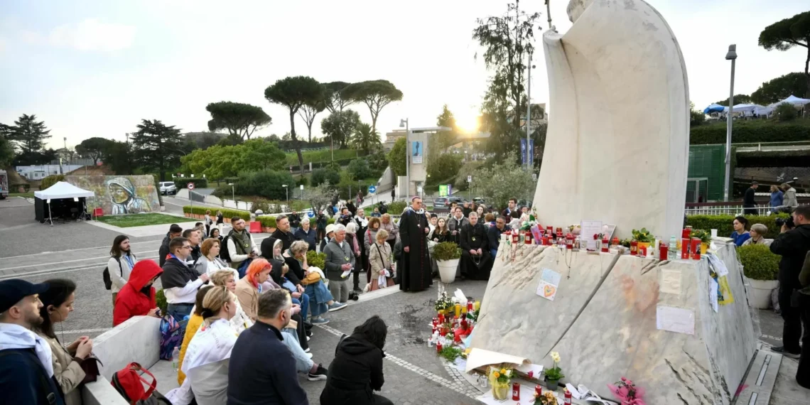 El Papa cumple 12 de años de pontificado en el hospital y con el futuro de Iglesia en el porte