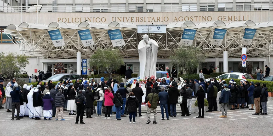 El Papa sigue atento al mundo y a la santuario desde el hospital mientras estabiliza su salud